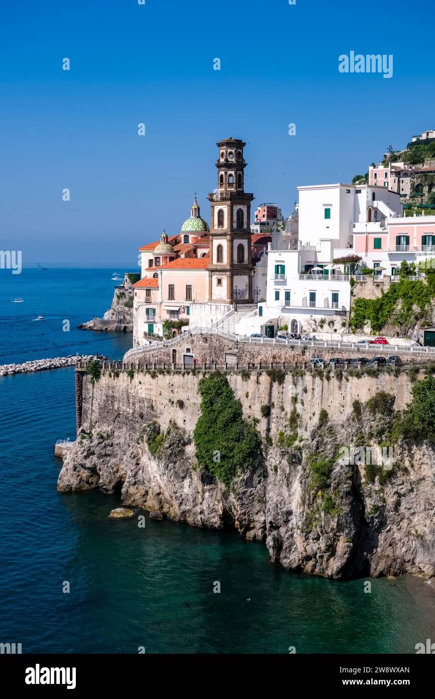 Case e la chiesa Collegiata di Santa Maria Maddalena del comune di Atrani, in Costiera Amalfitana, situata su una scogliera rocciosa che domina il Mediterraneo Foto Stock