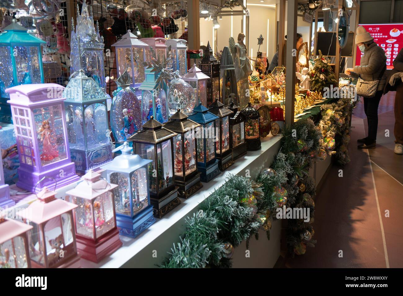 SHANGHAI, CINA - 22 DICEMBRE 2023 - i clienti fanno acquisti sotto l'albero di Natale all'evento natalizio Winter Wonder a Shanghai, Cina, dicembre Foto Stock