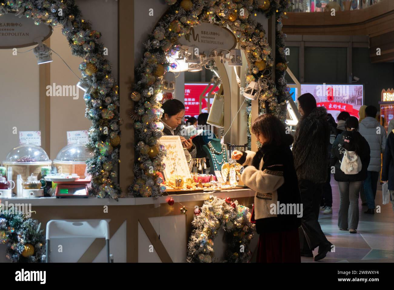 SHANGHAI, CINA - 22 DICEMBRE 2023 - i clienti fanno acquisti sotto l'albero di Natale all'evento natalizio Winter Wonder a Shanghai, Cina, dicembre Foto Stock