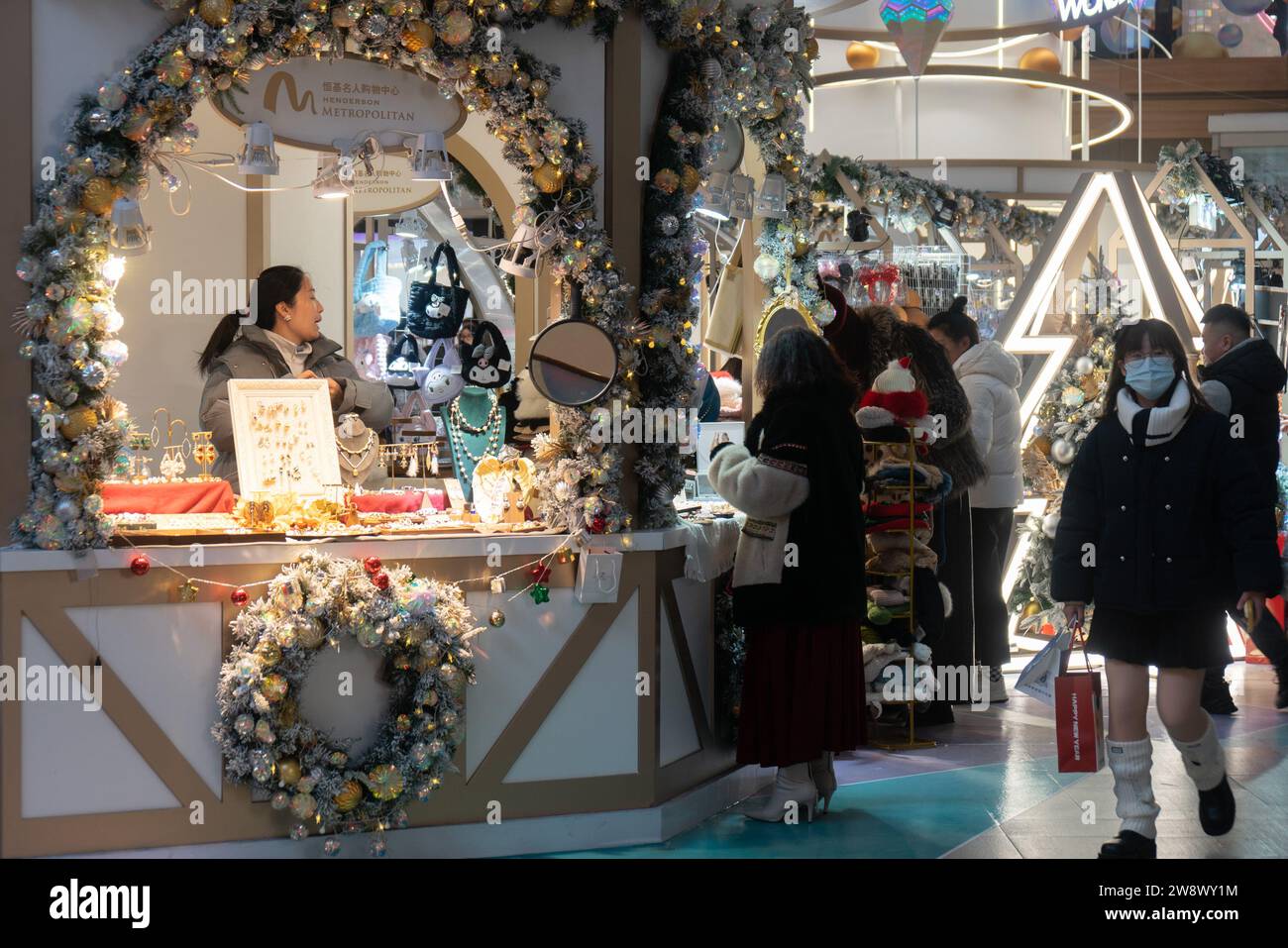 SHANGHAI, CINA - 22 DICEMBRE 2023 - i clienti fanno acquisti sotto l'albero di Natale all'evento natalizio Winter Wonder a Shanghai, Cina, dicembre Foto Stock