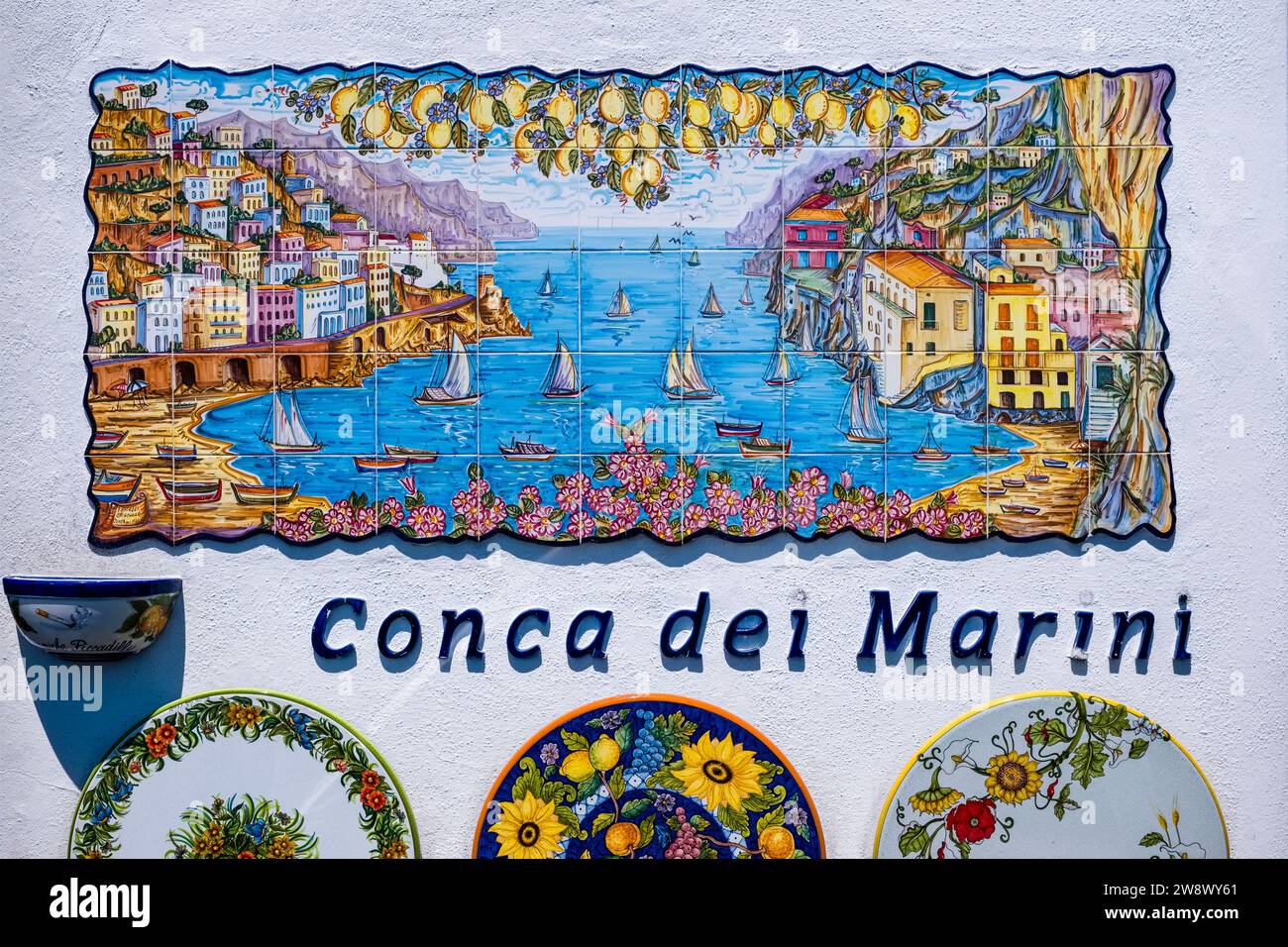 Immagine artistica del piccolo villaggio di Conca dei Marini sulla Costiera Amalfitana, costituito da piastrelle colorate. Foto Stock