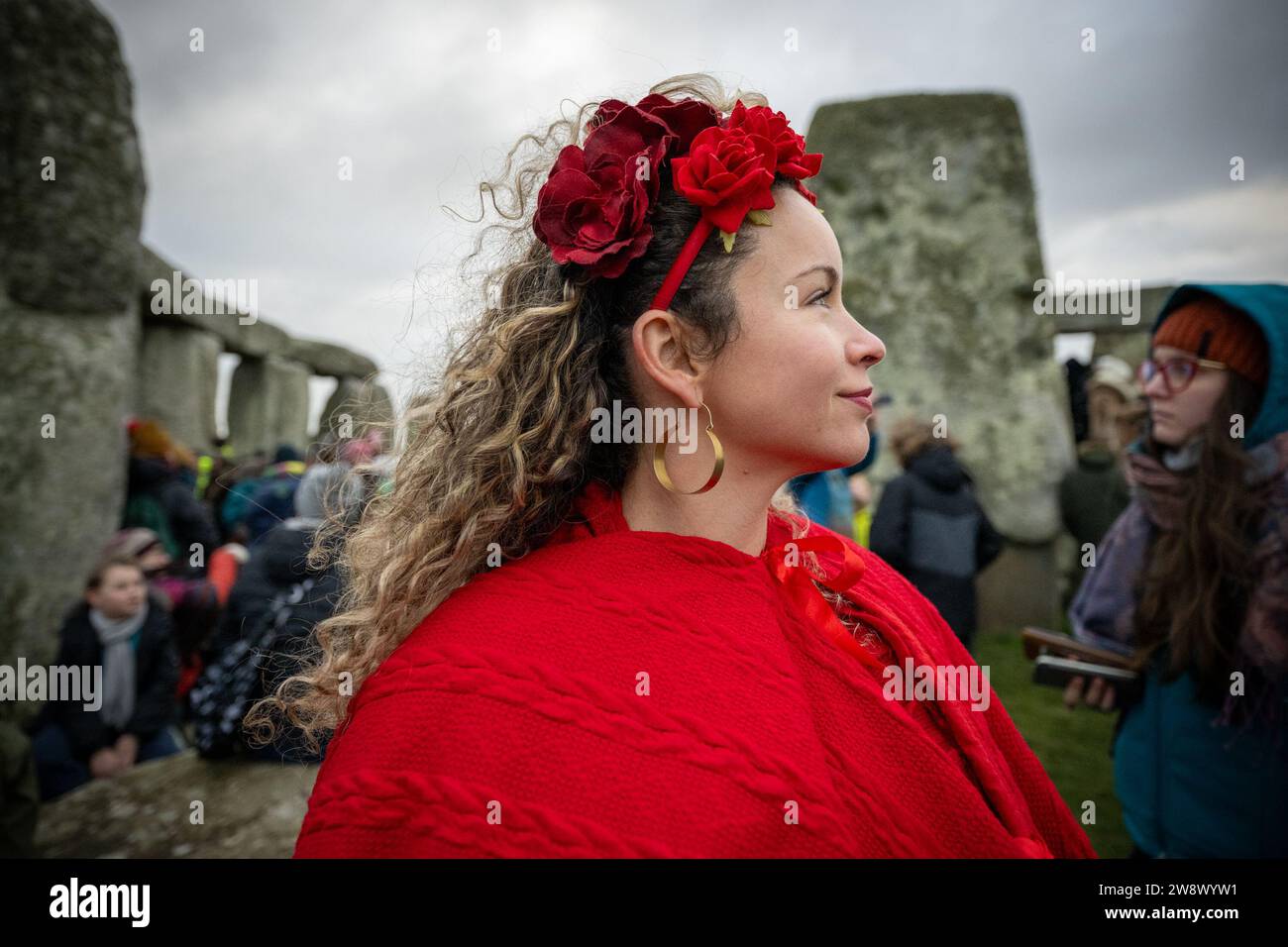 22 dicembre 2023: Il Solstizio d'Inverno viene segnato ogni anno a Stonehenge tra il 21 e il 22 dicembre. Segna il giorno più breve dell'anno nell'emisfero settentrionale. Stonehenge in Inghilterra è un sito popolare per i solstizi perché le pietre del monumento sono state collocate nel 2500 a.C. per allinearsi con i movimenti del sole. (Immagine di credito: © Velar Grant/ZUMA Press Wire) SOLO USO EDITORIALE! Non per USO commerciale! Foto Stock