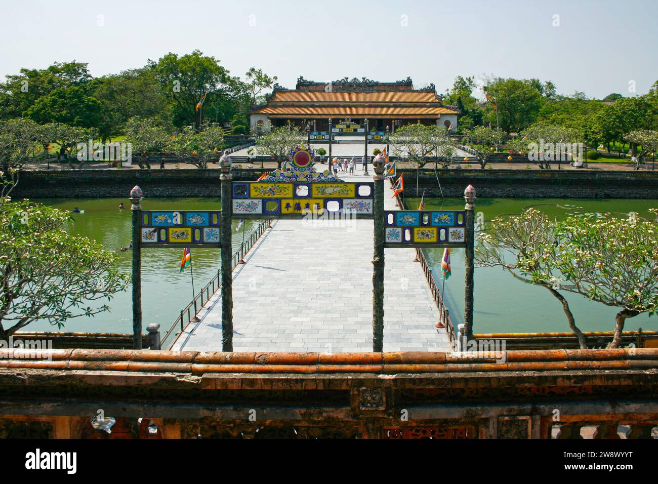 Hue City, Vietnam - 17 aprile 2009: Il ponte di mezzo si dirige verso la sala della suprema armonia. Foto Stock