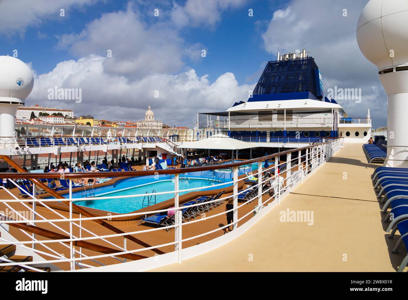 Ponte con piscina Norwegian Sun sulla nave da crociera con skyline di Lisbona Foto Stock