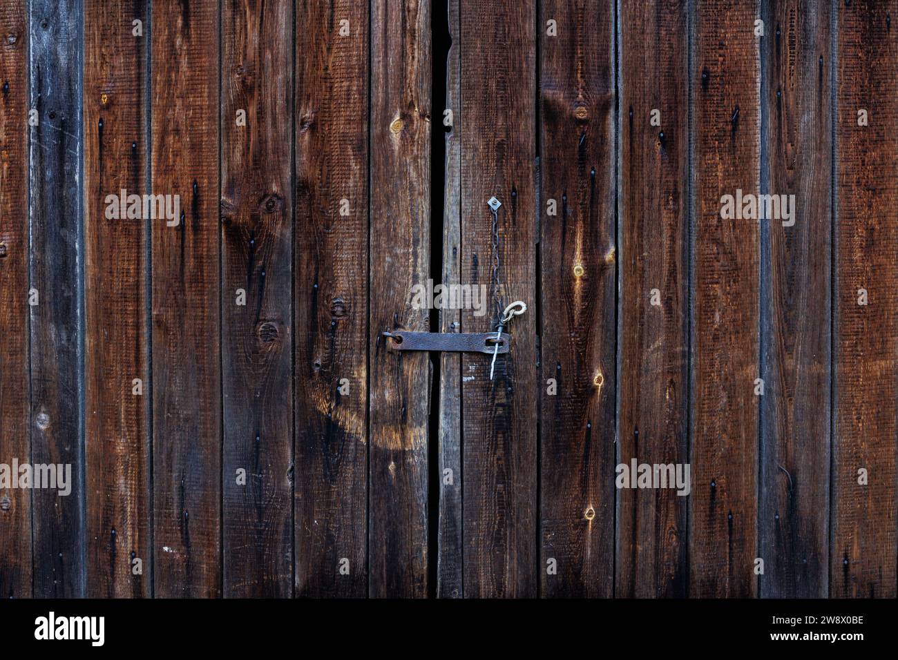 Vecchia struttura in legno marrone delle porte del fienile Foto Stock