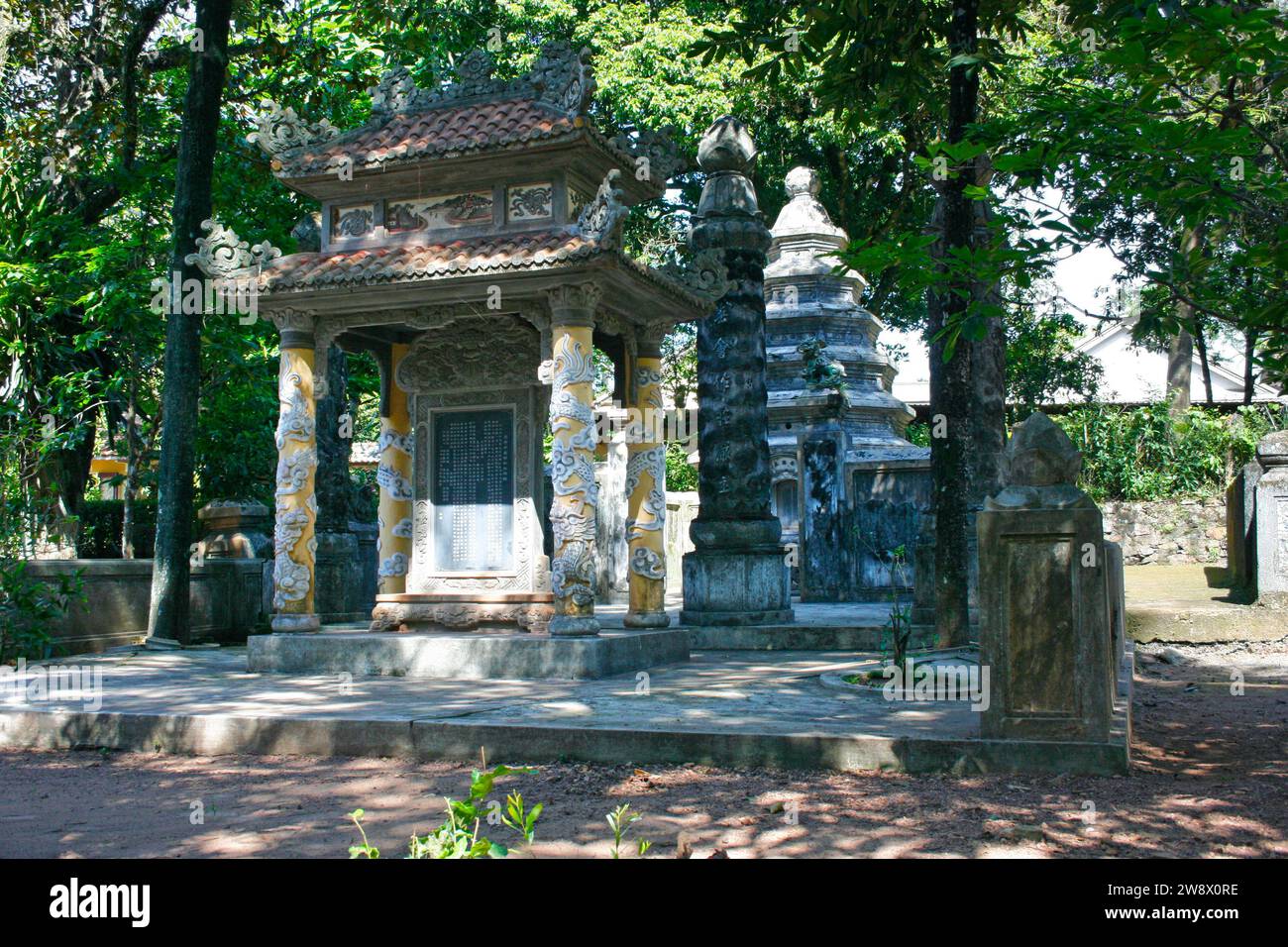 La pagoda tu Hieu è un remoto tempio buddista del 1840 circondato da una foresta con tombe, un lago artificiale e un'atmosfera serena a Hue, nel Vietnam centrale. Foto Stock