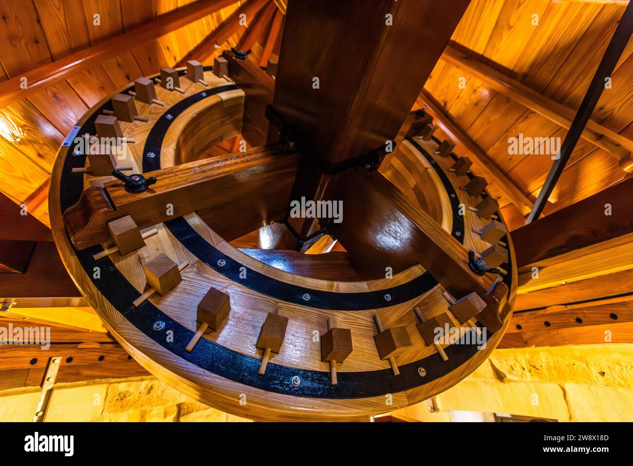 Il mulino a vento di Xewkija a Gozo, Malta, mostra la ruota di trasmissione in legno ricostruita nel suo cappuccio. Gli artigiani hanno rifatto gli ingranaggi durante il restauro del 2021 utilizzando legno di iroko, pino e frassino. Il meccanismo è nuovamente completamente funzionale da allora. Foto Stock
