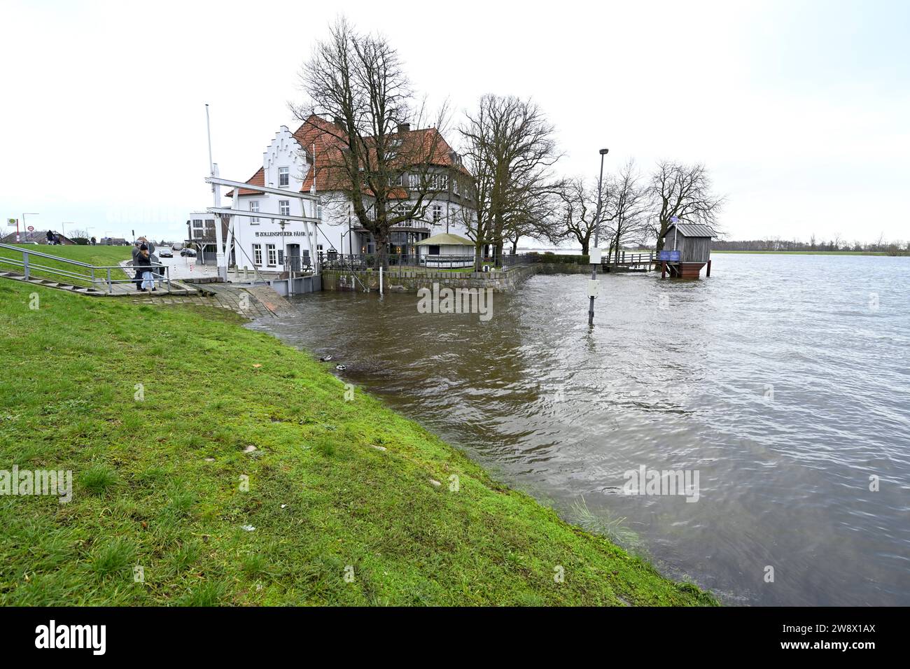 Zollenspieker Fährhaus an der Elbe in Hamburg-Kirchwerder bei Sturmflut durch Sturmtief Zoltan, Hamburg, Deutschland, Europa *** Zollenspieker Fährhaus sull'Elba ad Amburgo Kirchwerder durante l'ondata di tempesta causata dalla tempesta Zoltan, Amburgo, Germania, Europa Foto Stock