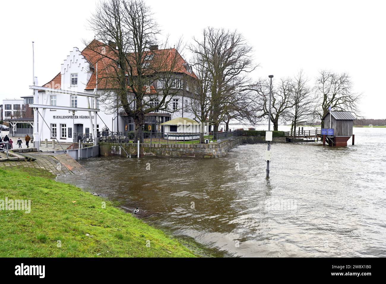 Zollenspieker Fährhaus an der Elbe in Hamburg-Kirchwerder bei Sturmflut durch Sturmtief Zoltan, Hamburg, Deutschland, Europa *** Zollenspieker Fährhaus sull'Elba ad Amburgo Kirchwerder durante l'ondata di tempesta causata dalla tempesta Zoltan, Amburgo, Germania, Europa Foto Stock