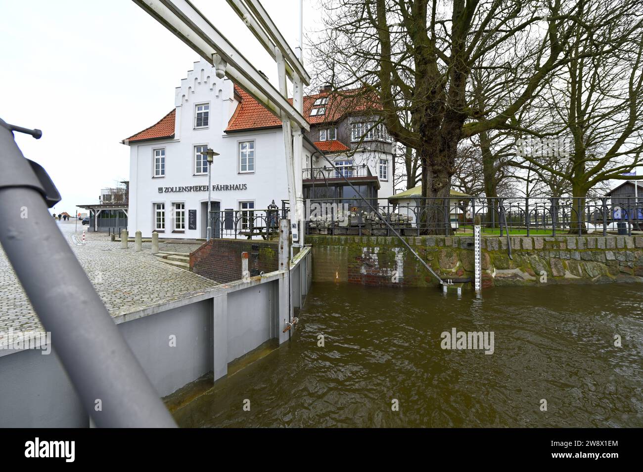 Fluttor am Zollenspieker Fährhaus an der Elbe ad Amburgo-Kirchwerder bei Sturmflut durch Sturmtief Zoltan, Amburgo, Deutschland, Europa *** porta di inondazione a Zollenspieker Fährhaus sull'Elba ad Amburgo Kirchwerder durante l'ondata di tempesta causata dalla tempesta Zoltan, Amburgo, Germania, Europa Foto Stock