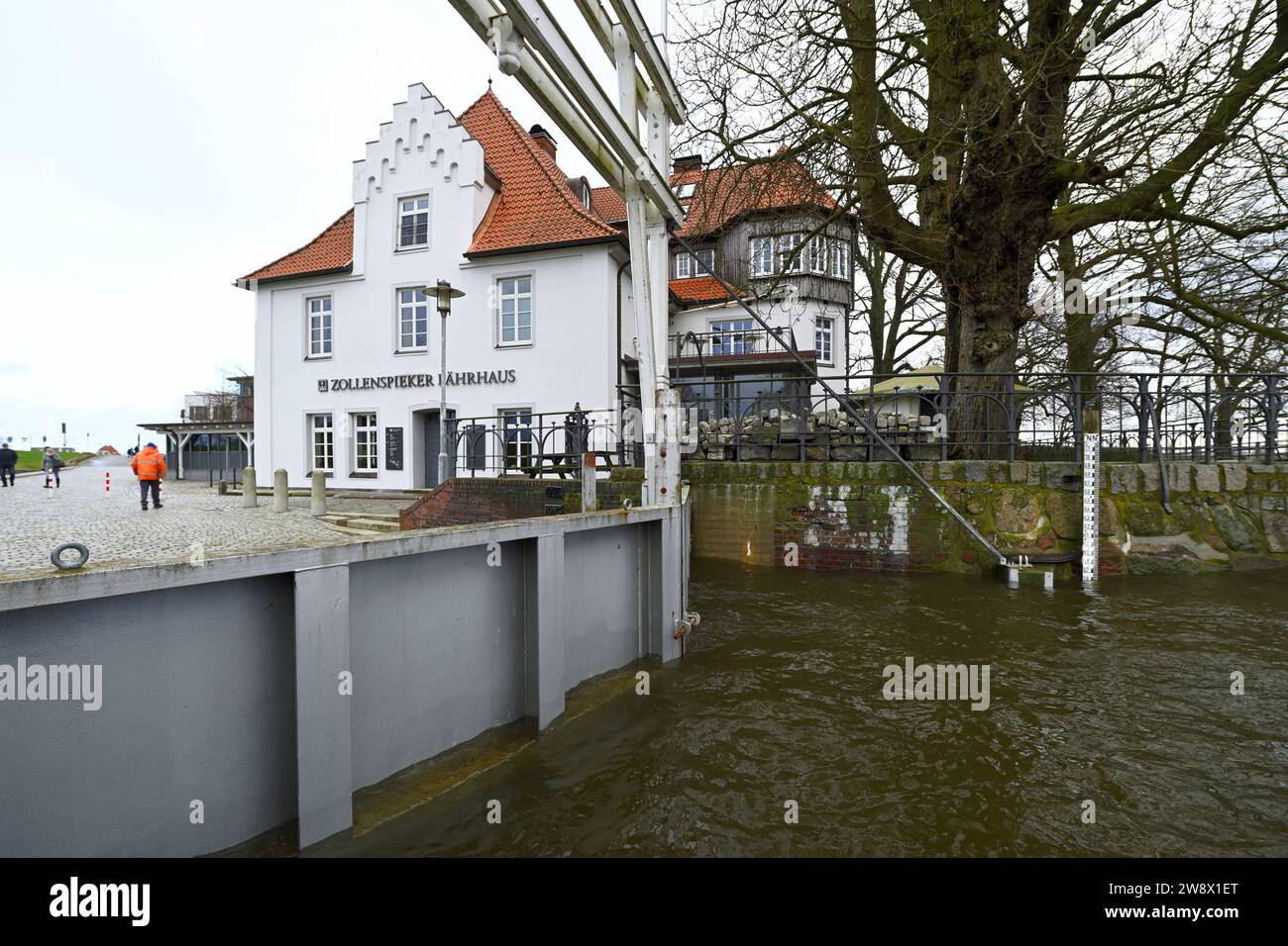 Fluttor am Zollenspieker Fährhaus an der Elbe ad Amburgo-Kirchwerder bei Sturmflut durch Sturmtief Zoltan, Amburgo, Deutschland, Europa *** porta di inondazione a Zollenspieker Fährhaus sull'Elba ad Amburgo Kirchwerder durante l'ondata di tempesta causata dalla tempesta Zoltan, Amburgo, Germania, Europa Foto Stock