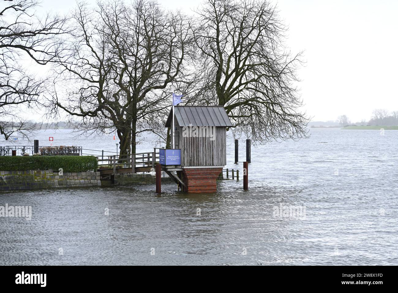 Pegelhäuschen vom Zollenspieker Fährhaus an der Elbe in Hamburg-Kirchwerder bei Sturmflut durch Sturmtief Zoltan, Hamburg, Deutschland, Europa *** Gauge House a Zollenspieker Fährhaus sull'Elba ad Amburgo Kirchwerder durante l'ondata di tempesta causata dalla tempesta Zoltan, Amburgo, Germania, Europa Foto Stock