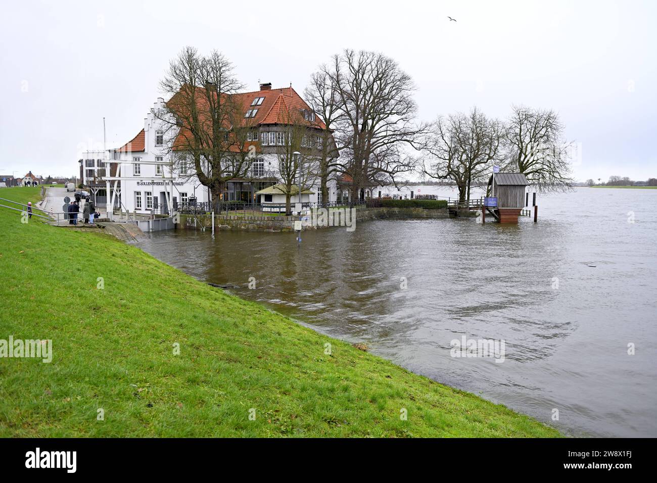 Zollenspieker Fährhaus an der Elbe in Hamburg-Kirchwerder bei Sturmflut durch Sturmtief Zoltan, Hamburg, Deutschland, Europa *** Zollenspieker Fährhaus sull'Elba ad Amburgo Kirchwerder durante l'ondata di tempesta causata dalla tempesta Zoltan, Amburgo, Germania, Europa Foto Stock