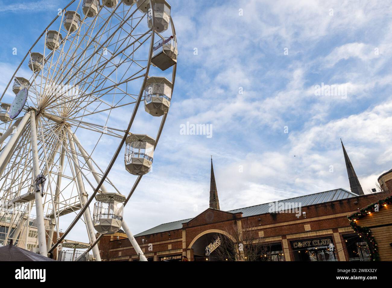 Coventry, Regno Unito. 22 dicembre 2023. Il centro di Coventry era molto affollato con gli acquirenti che compravano i loro prodotti natalizi dell'ultimo minuto. La grande ruota a Broadgate era sottoposta a controlli prima dell'apertura. Credito: AG News/Alamy Live News Foto Stock