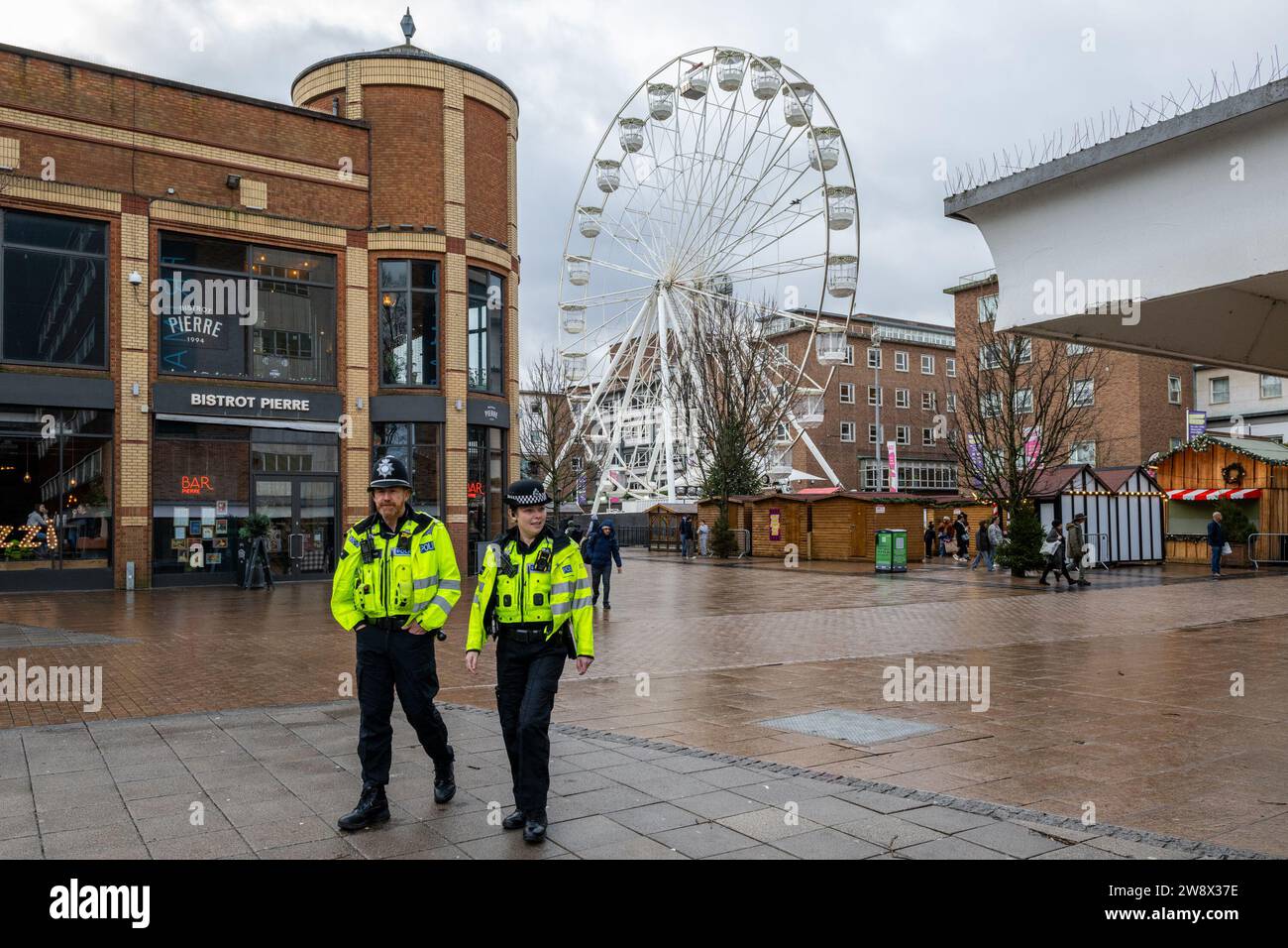 Coventry, Regno Unito. 22 dicembre 2023. Il centro di Coventry era molto affollato con gli acquirenti che compravano i loro prodotti natalizi dell'ultimo minuto. Agenti di polizia extra erano in servizio. Credito: AG News/Alamy Live News Foto Stock