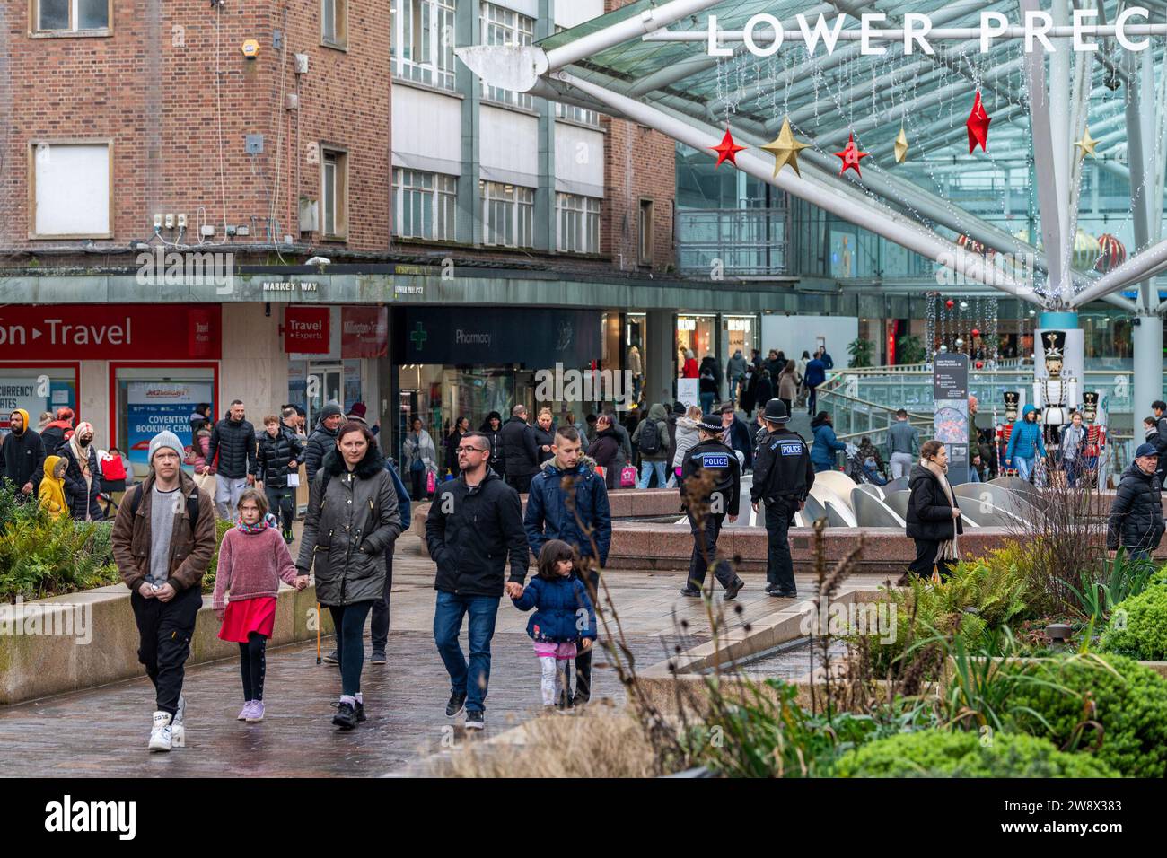 Coventry, Regno Unito. 22 dicembre 2023. Il centro di Coventry era molto affollato con gli acquirenti che compravano i loro prodotti natalizi dell'ultimo minuto. Agenti di polizia extra erano in servizio. Credito: AG News/Alamy Live News Foto Stock