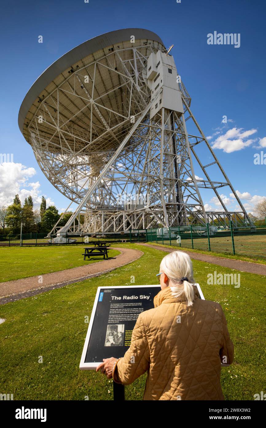 Regno Unito, Inghilterra, Cheshire, Goostrey, Università di Manchester, Jodrell Bank, Senior Female Tourist al pannello informazioni Foto Stock