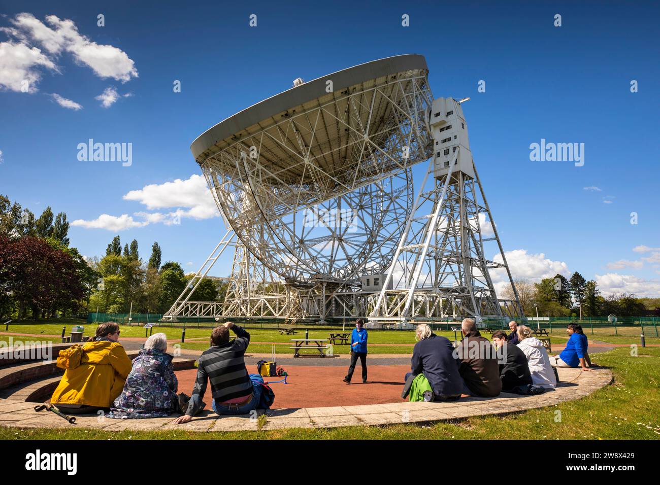 Regno Unito, Inghilterra, Cheshire, Goostrey, Università di Manchester, Jodrell Bank, visitatori del Telescope Talk accanto al Lovell radio Telescope Foto Stock