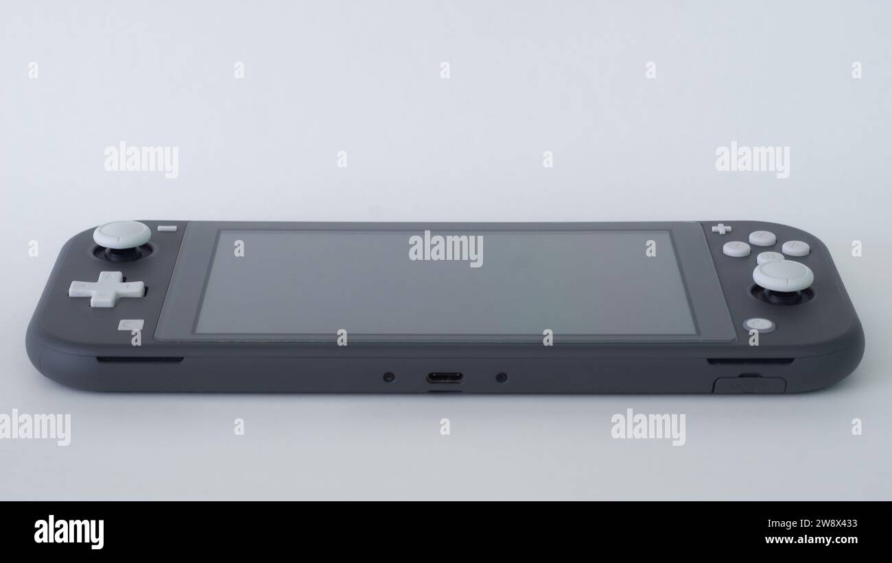 Grigio Nintendo Switch Lite - popolare console mobile Nintendo senza logo su sfondo bianco Foto Stock