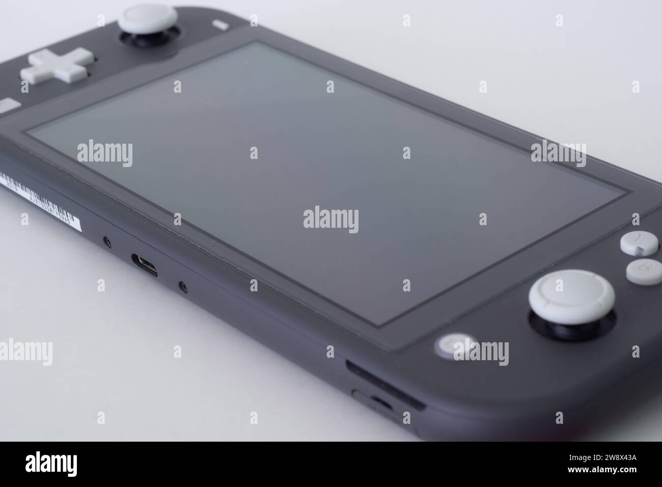 Grigio Nintendo Switch Lite - popolare console mobile Nintendo senza logo su sfondo bianco Foto Stock