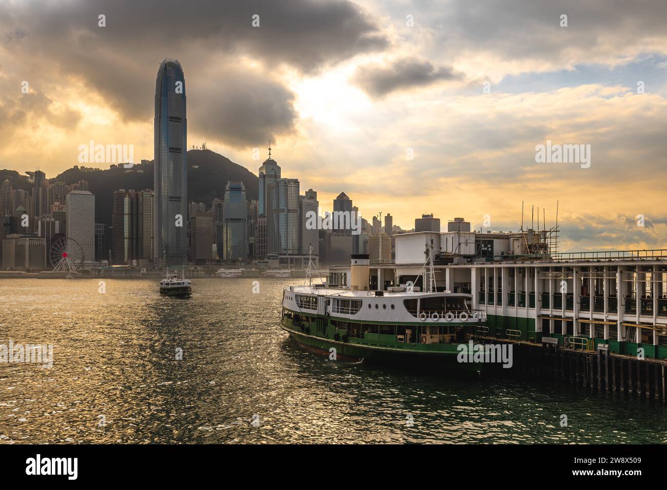 Traghetto a stella e Victoria Harbor a Tsim Sha Tsui, Kowloon, Hong Kong Foto Stock