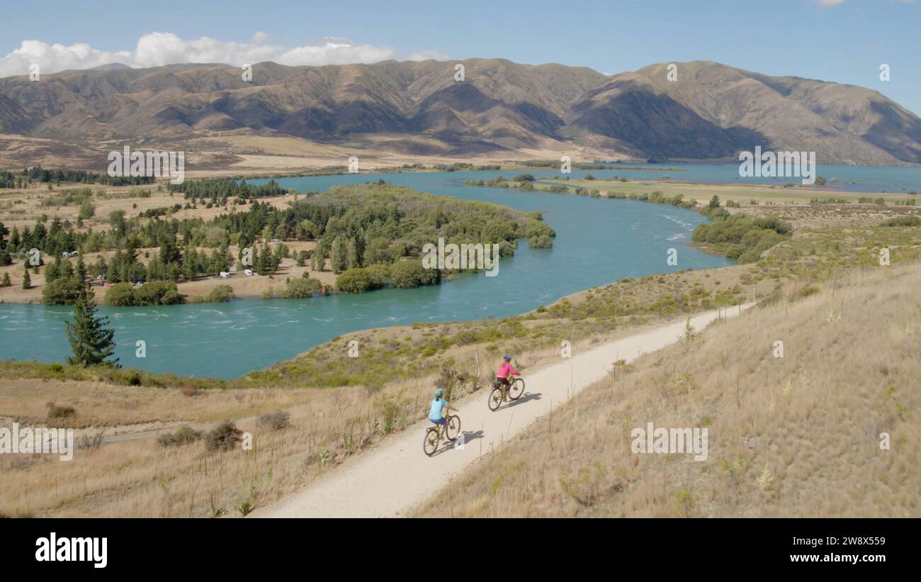 Percorso panoramico in mountain bike nelle Alpi mozzafiato, dove le meraviglie della natura si sviluppano in tutto il loro splendore Foto Stock