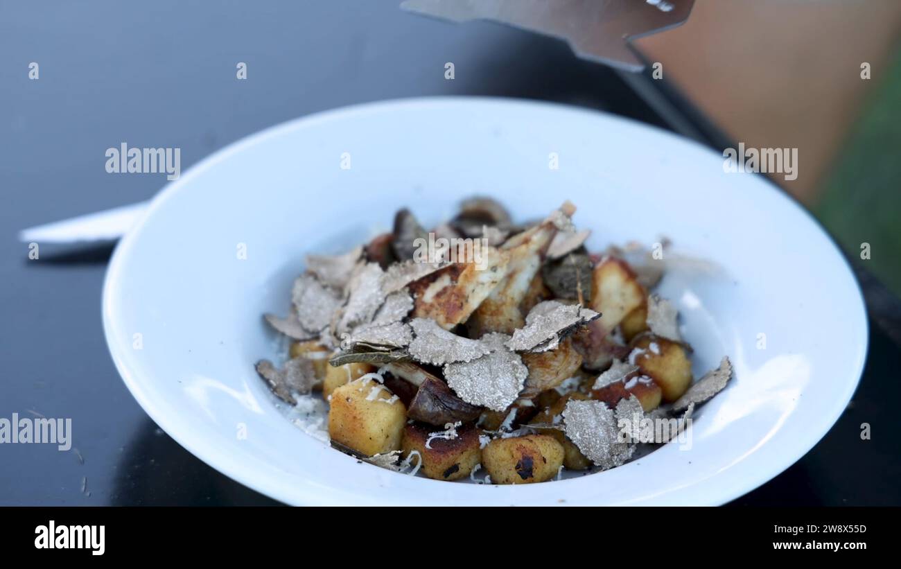 Ricetta tartufi bianchi e neri - ricetta al tartufo bianco servita su un piatto bianco Foto Stock