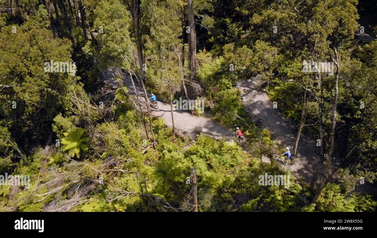 Percorso panoramico in mountain bike nelle Alpi mozzafiato, dove le meraviglie della natura si sviluppano in tutto il loro splendore Foto Stock