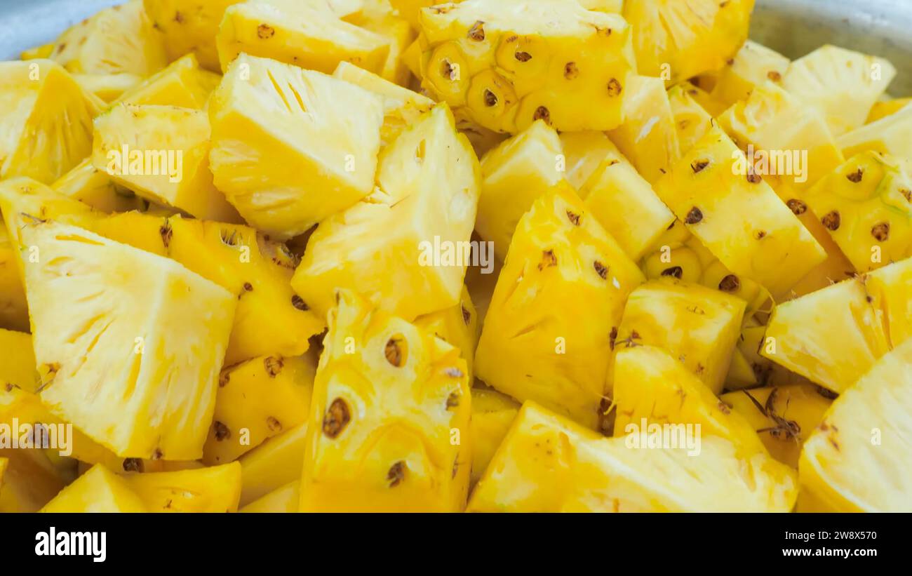 Ananas interi freschi e succosi - ananas selvatiche succosi Foto Stock