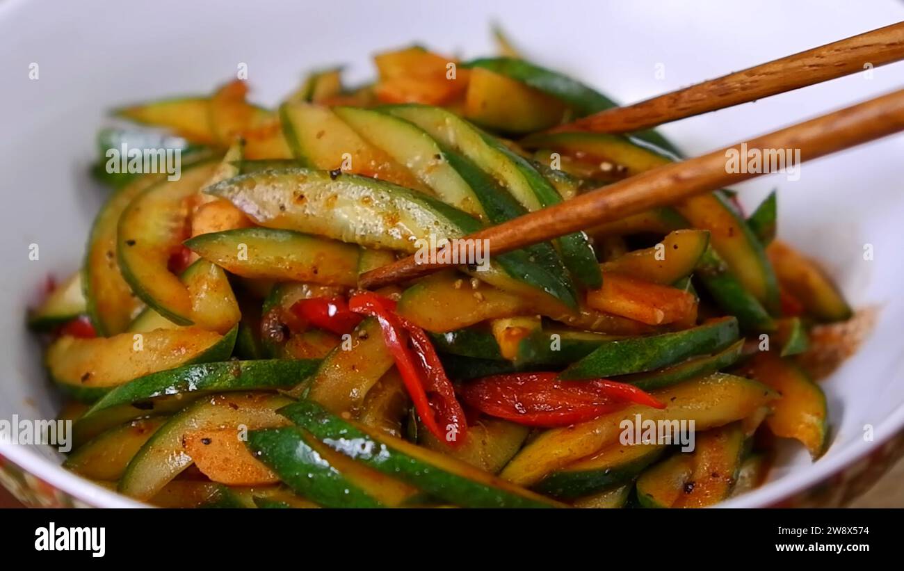 Deliziosa ricetta per cetrioli freschi e croccanti - cibo per cetrioli con bacchette Foto Stock