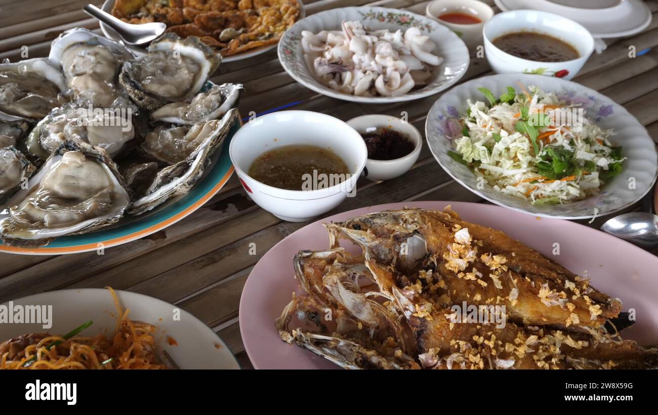 Sea Food Chanthaburi, Tailandia - piatto di cibi di mare - ristorante di pesce sul tavolo Foto Stock