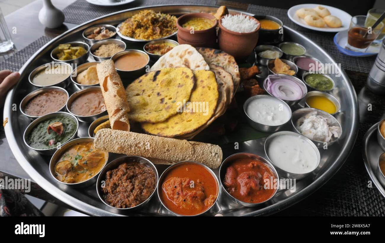 The Curry Heaven 38 piatti Thali Indian Restaurant Food - il più grande Thali di Mumbai - il miglior cibo di strada Indiano a Mumbai, Maharashtra India - cucina Indiana. Foto Stock