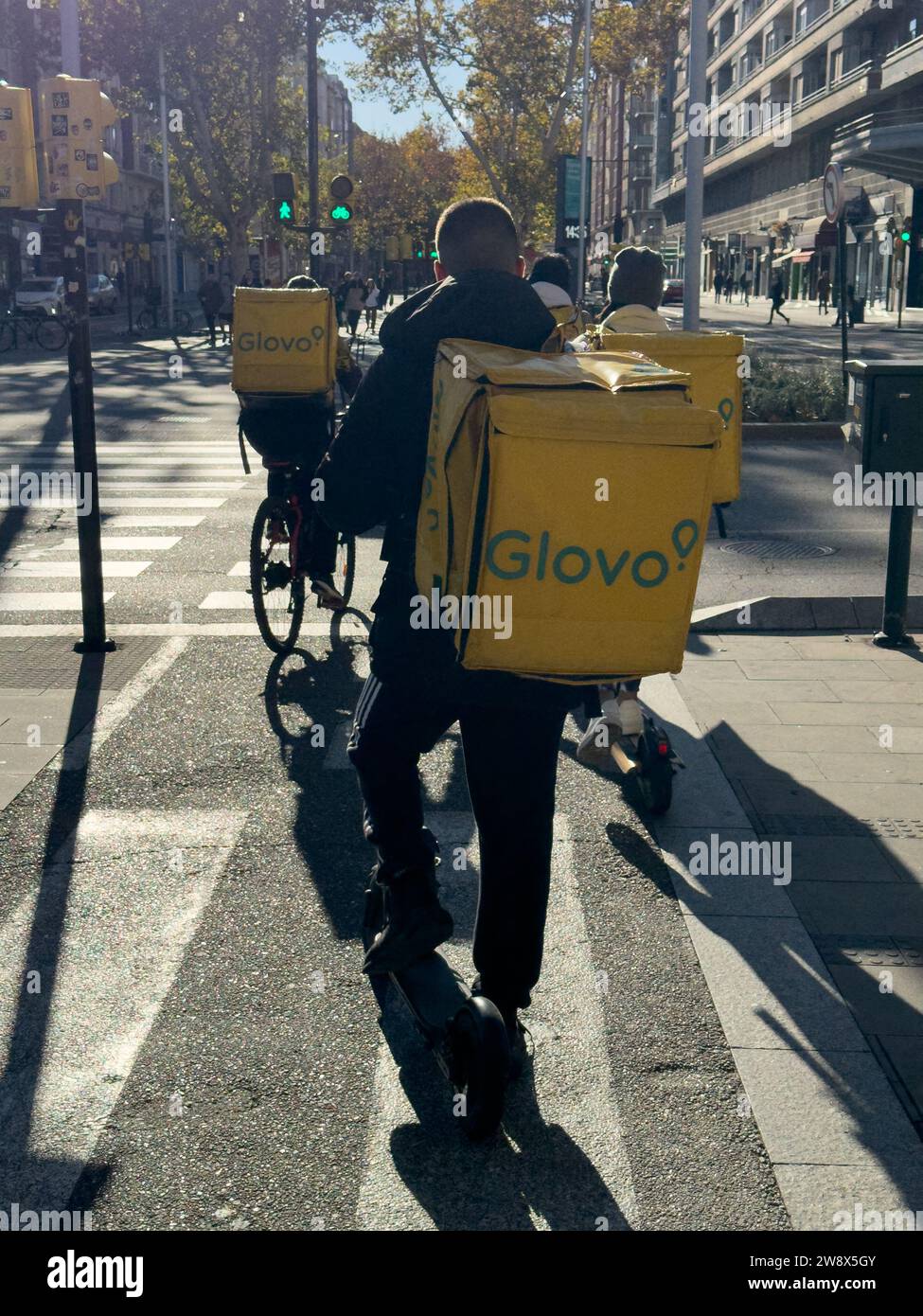 Operai di consegna Glovo per le strade di Saragozza, Spagna Foto Stock