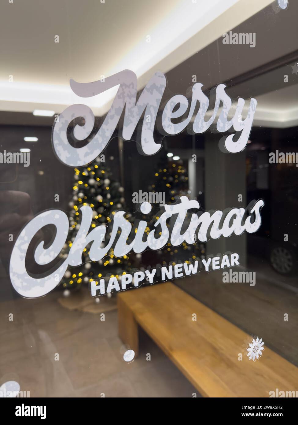 Adesivi di auguri di Natale su un vetro d'ingresso della casa, Saragozza, Spagna Foto Stock