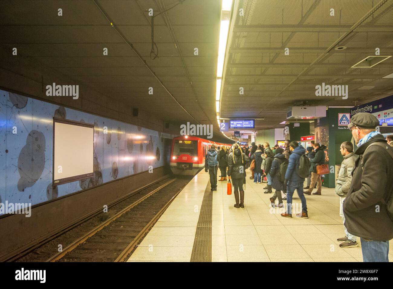 Amburgo: Linea S1 della S-Bahn di DB nella stazione a tunnel Jungfernstieg in , Amburgo, Germania Foto Stock