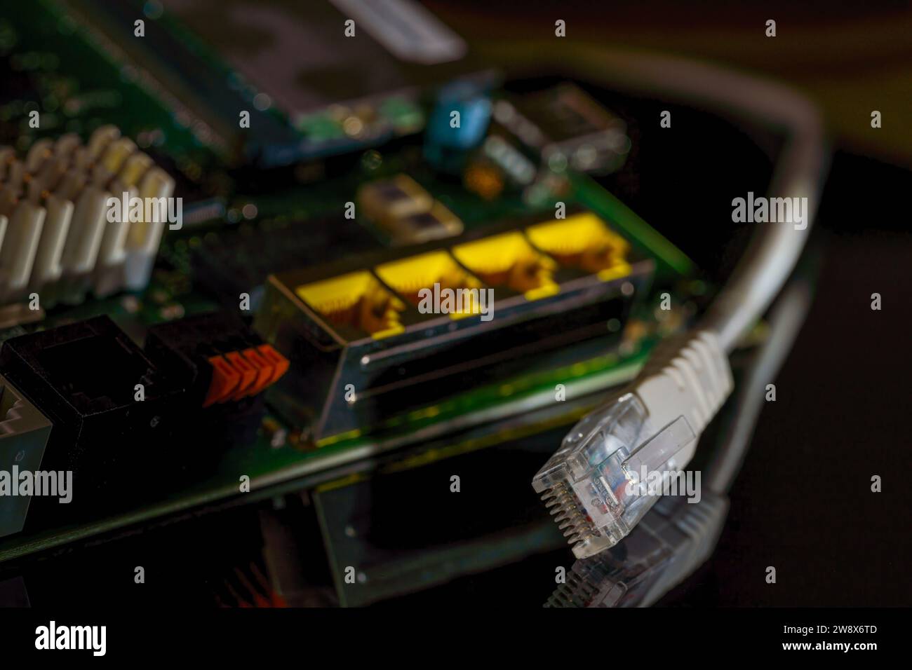 Primo piano di una scheda madre del computer con connettore di rete e connessioni di rete Foto Stock