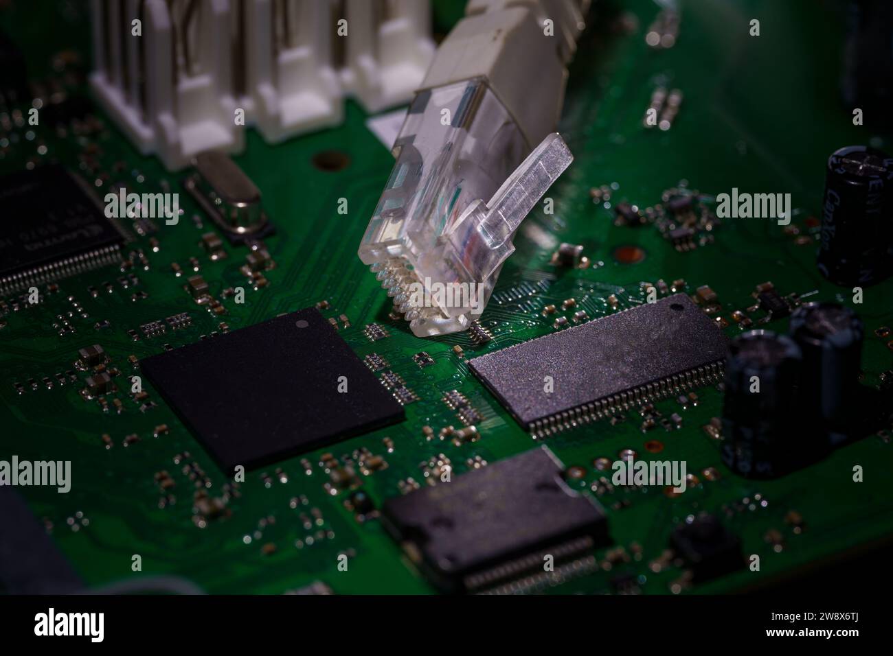 Primo piano di un connettore rj45 su una scheda madre del computer Foto Stock