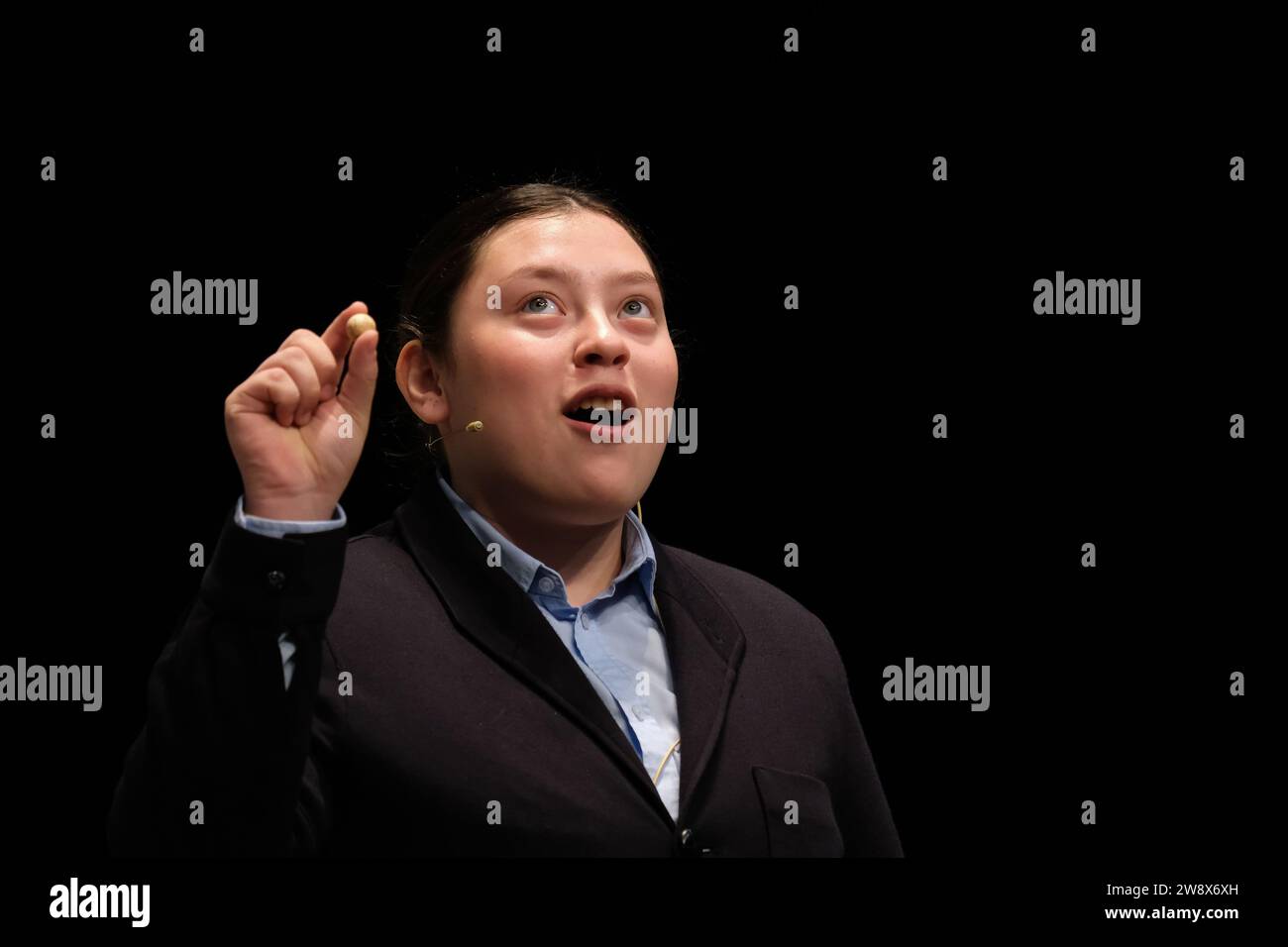 I bambini di San Ildefonso cantano le palle della lotteria con i numeri dello straordinario sorteggio della lotteria di Natale, chiamata "El Gordo", al te Foto Stock