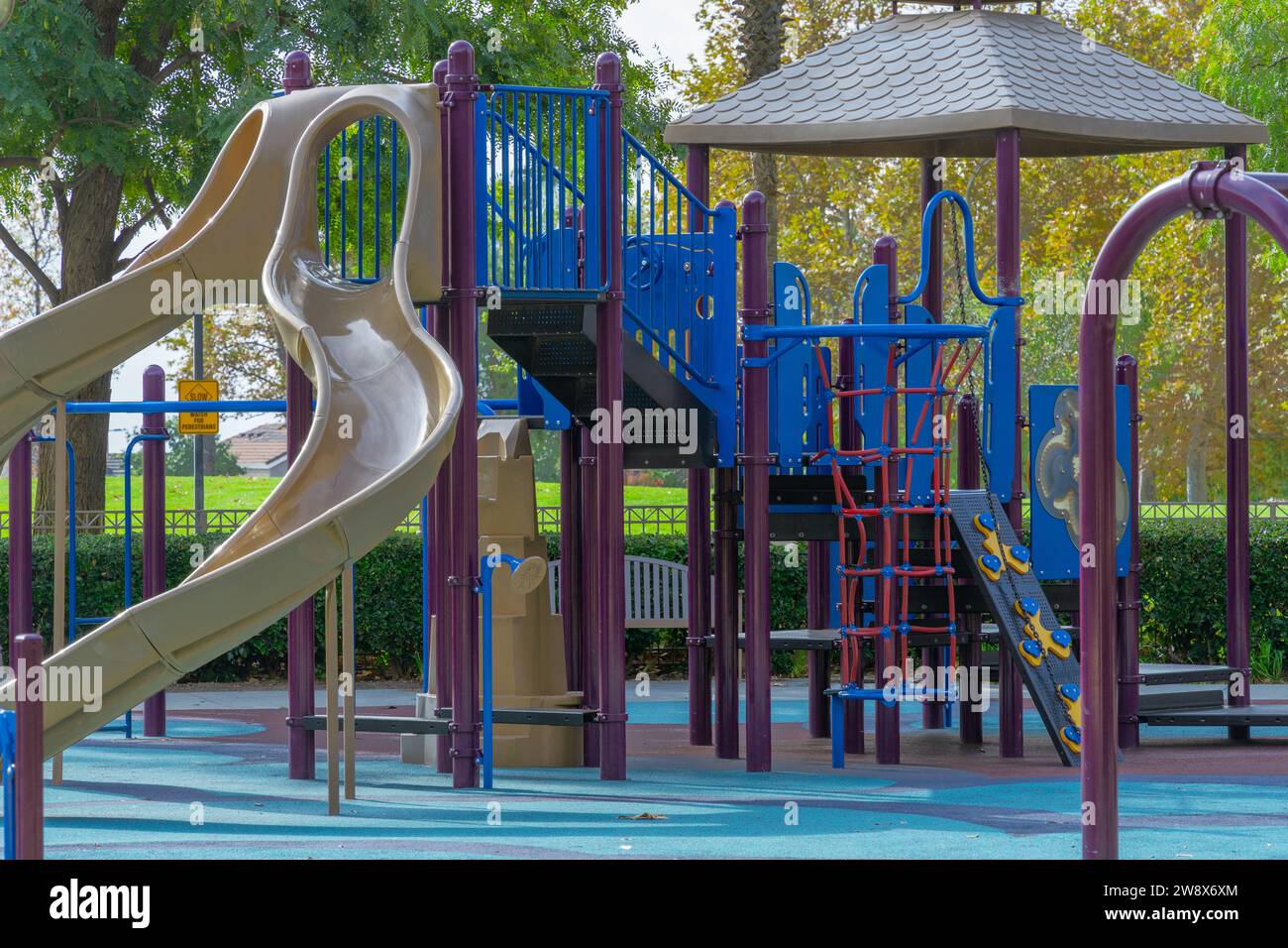 Rancho Cucamonga, CA, USA - 30 novembre 2023: Il parco giochi all'aperto con terreno imbottito in un parco cittadino di Rancho Cucamonga, California. Foto Stock