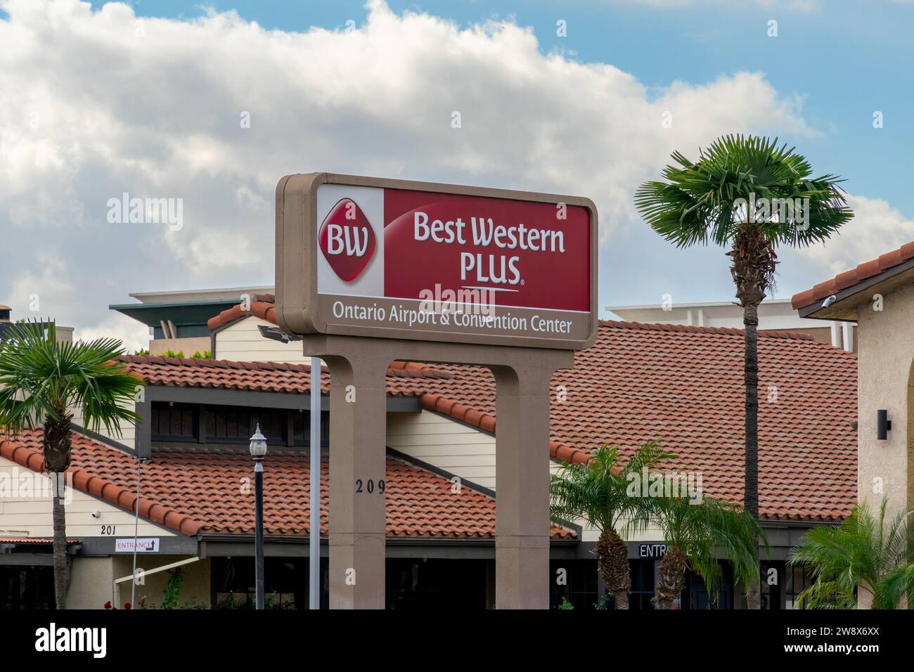 Ontario, CA, USA - 30 novembre 2023: Indicazioni per il Best Western Plus Motel situato in Vineyard Ave, Ontario, California. Foto Stock