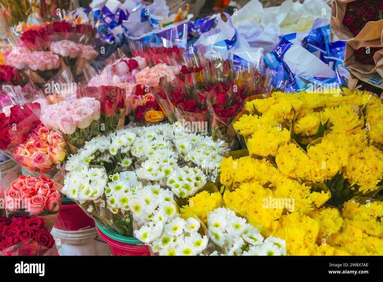Molti mazzi composizioni di fiori di varie tonalità di giallo rosso rosa e bianco dei fiori di garofano di crisantemo Foto Stock