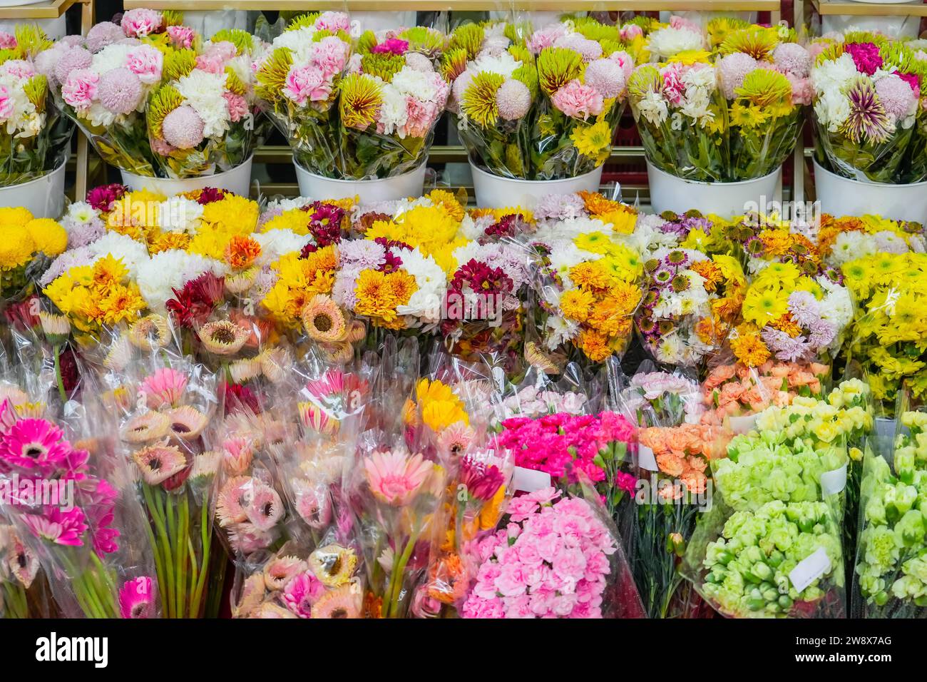Molti mazzi composizioni di fiori di varie tonalità di giallo rosso rosa e bianco dei fiori di garofano di crisantemo Foto Stock