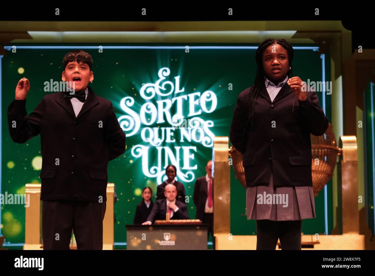 I bambini di San Ildefonso cantano le palle della lotteria con i numeri dello straordinario sorteggio della lotteria di Natale, chiamata "El Gordo", al te Foto Stock