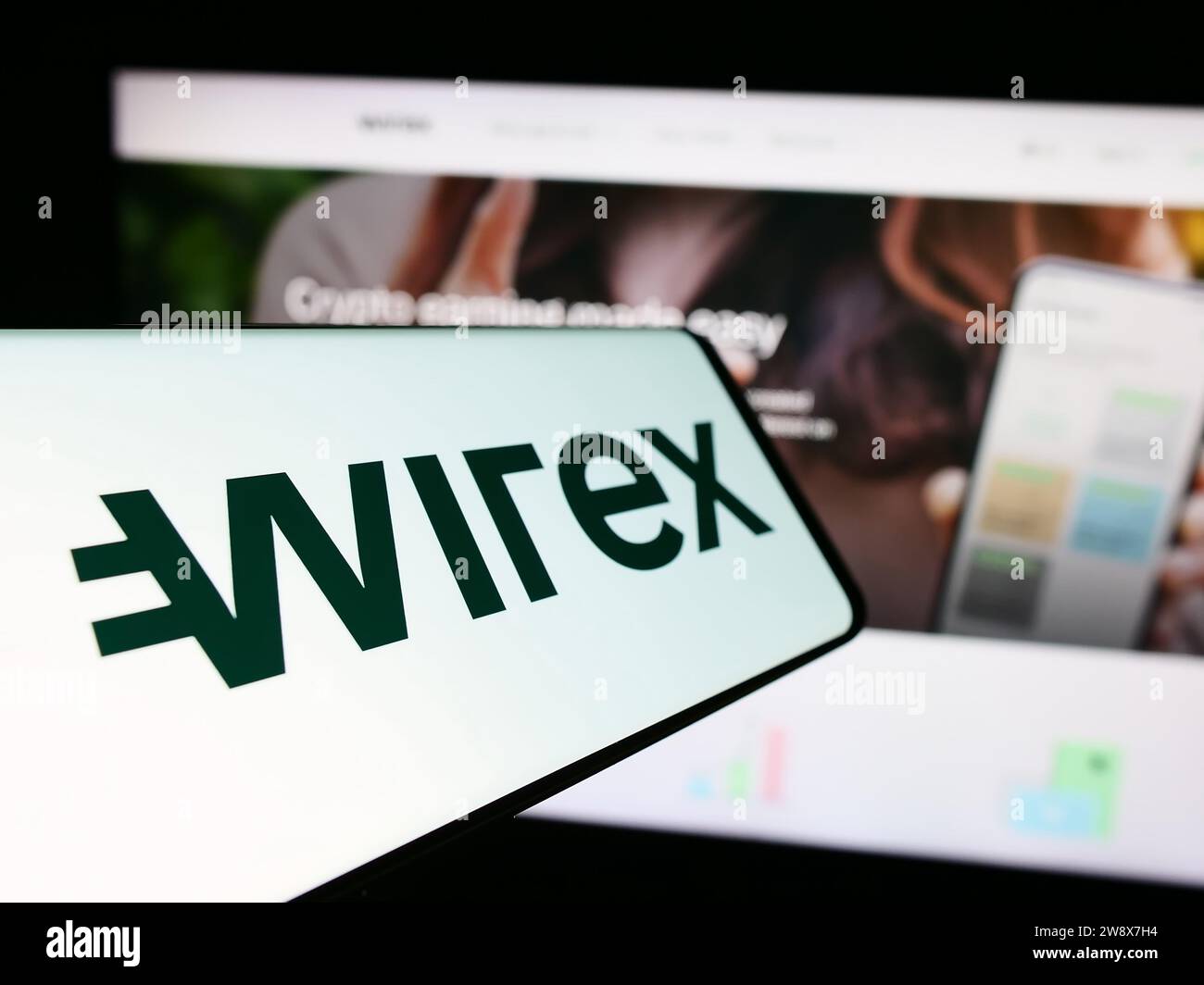 Smartphone con il logo della società fintech croata Wirex Digital d.o.o davanti al sito web aziendale. Mettere a fuoco il display centrale sinistro del telefono. Foto Stock