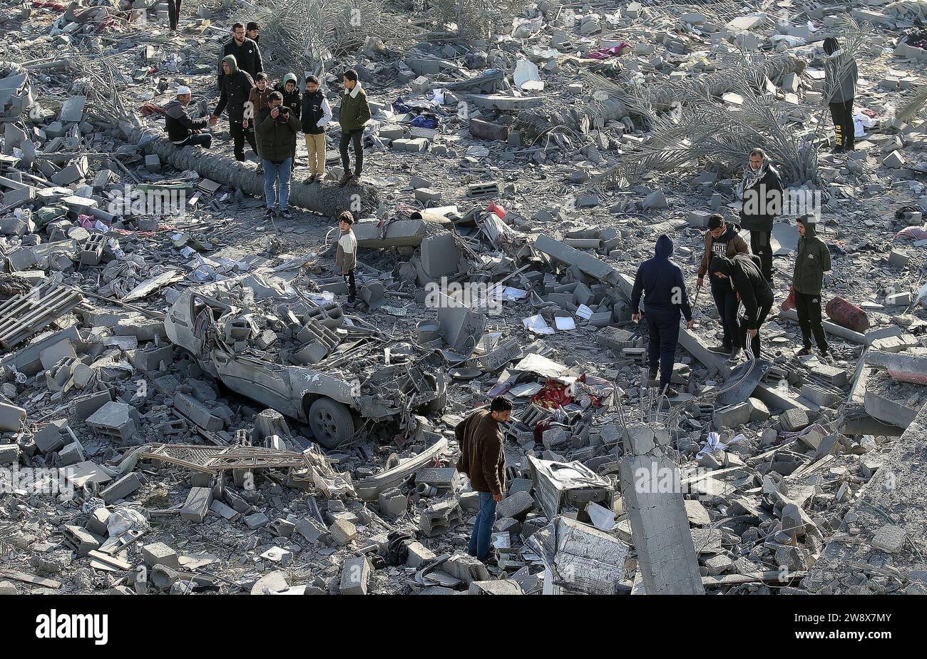 Rafah, Gaza. 22 dicembre 2023. I palestinesi perlustrano le macerie dopo uno sciopero israeliano sulla casa della famiglia Zaheer a Rafah, nella Striscia di Gaza meridionale, venerdì 22 dicembre 2023. Centinaia di palestinesi uccisi nel bombardamento israeliano a in 48 ore nella striscia di Gaza, ha detto il ministero della salute palestinese. Gli Stati Uniti sostengono la risoluzione di Gaza delle Nazioni Unite "così com'è” dopo che il voto è stato ritardato di nuovo. Foto di Ismael Mohamad/UPI credito: UPI/Alamy Live News Foto Stock