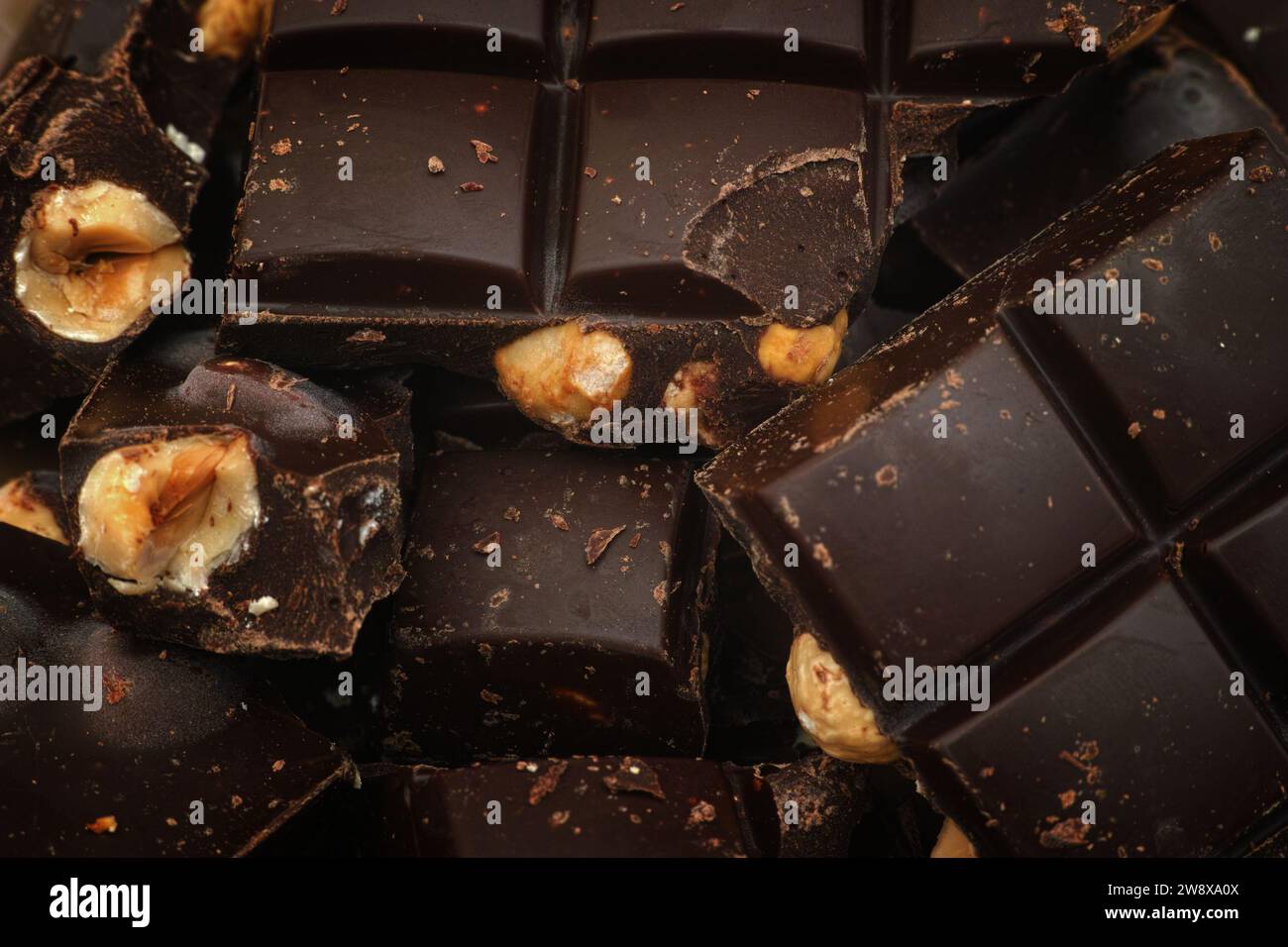 Cioccolato fondente con nocciole. Primo piano. Foto Stock
