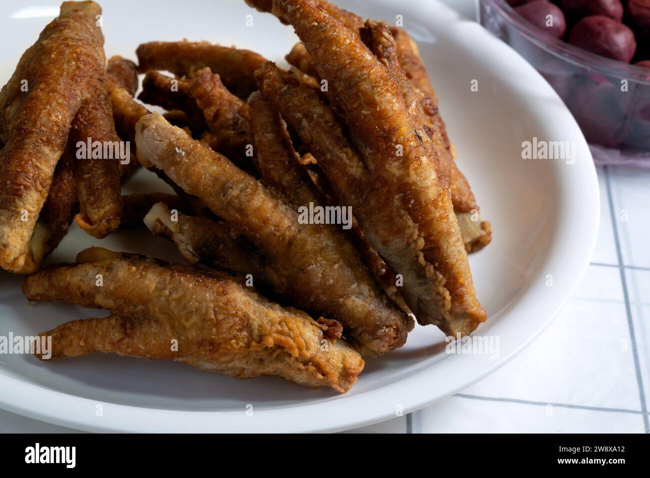 piedi di pollo fritti su un piatto Foto Stock