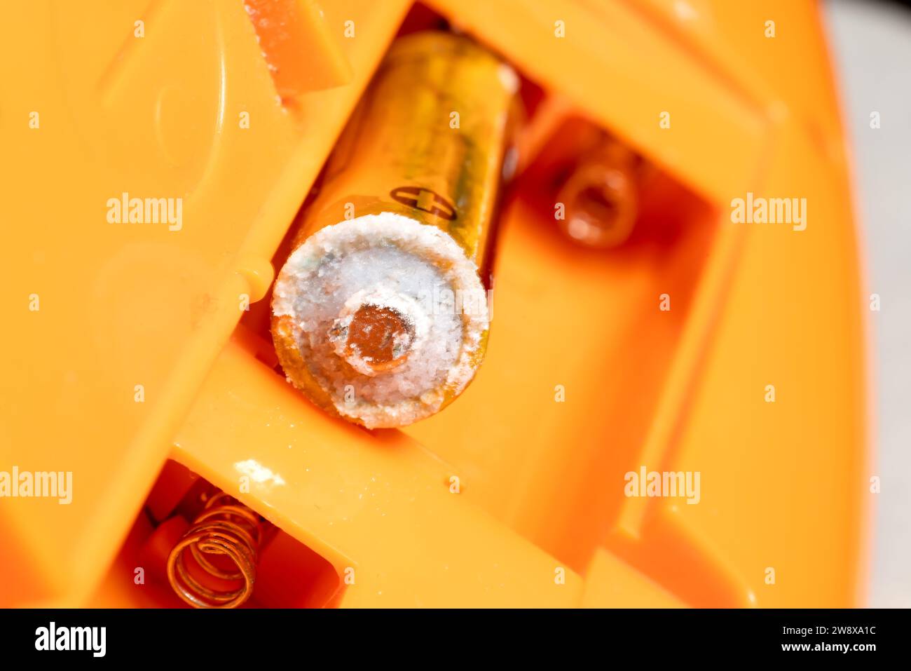 Primo piano in polvere di cristallo bianco corroso della batteria. Foto Stock