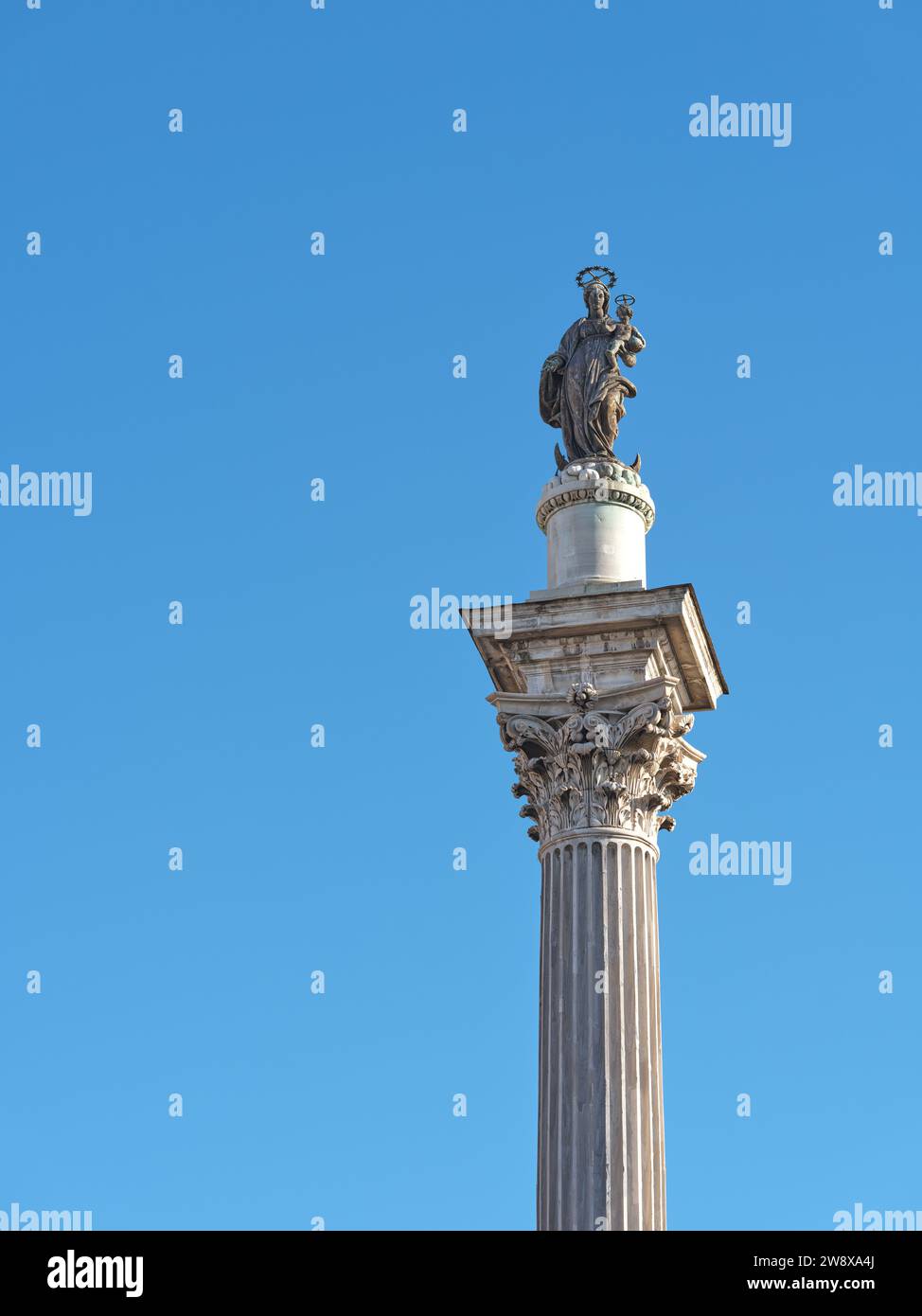 Scultura di Maria e suo figlio Gesù Cristo su una colonna all'esterno della Basilica di Santa Maria maggiore (Santa Maria maggiore), Roma, Italia. Foto Stock