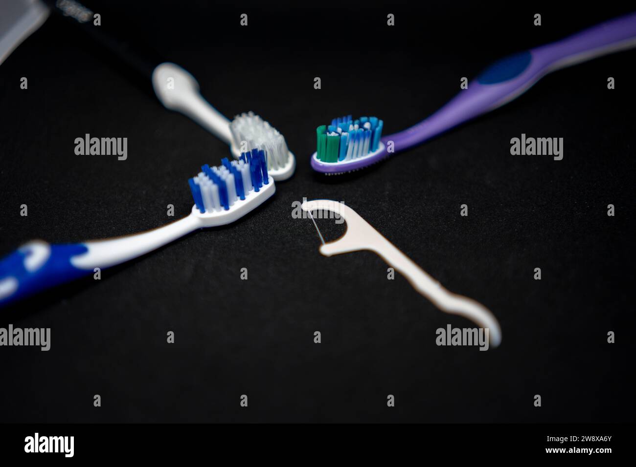 Tre spazzolini da denti e uno strumento per il filo interdentale Foto Stock